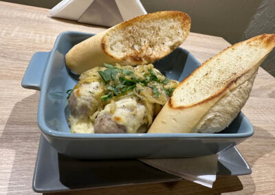 grillowana biała kiełbasa