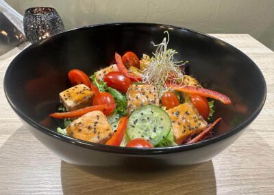 mix sałat z łososiem